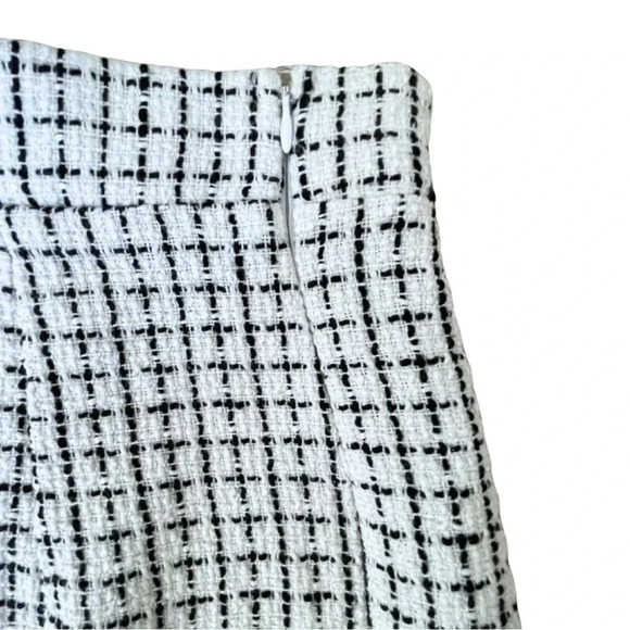 Forever 21 Chic Monochrome Textured Mini Skirt, Size Small - Picture 2 of 4